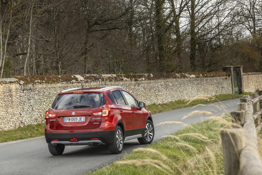  Suzuki SX4 S-Cross Hybrid 2020 года  (WW) (фото 7 из 40)